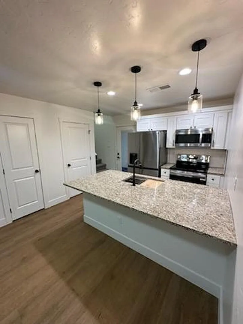3 bed 2.5 bath townhome!- Lease Until 2/28/2027 — Photo 3