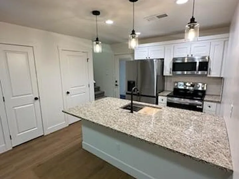 356 NW Bradford Ave — Photo 3