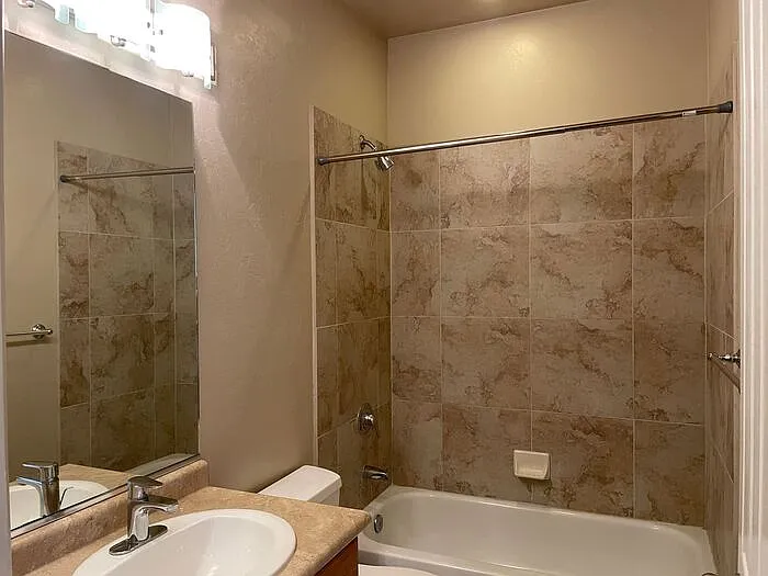 1435 W Kilburn St #2102 — Photo 24