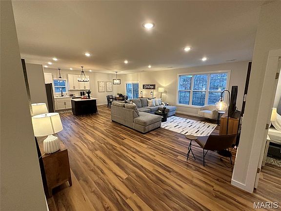 4th image of 3304 Rhett Dr
