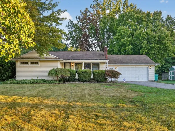 6102 McCartney Rd, Lowellville, OH 44436