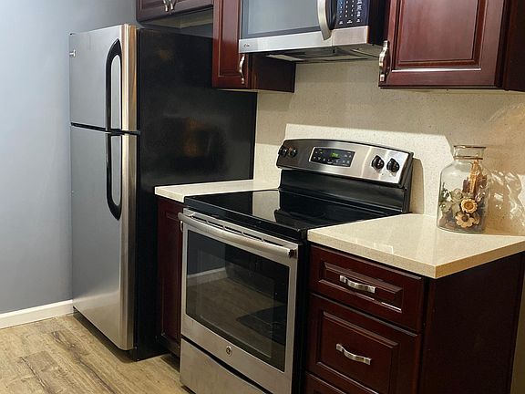 3rd image of 40 Glen Eyrie Ave APT 4