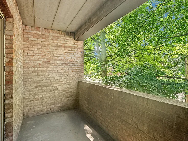 Roberta Gardens Apartments — Photo 12