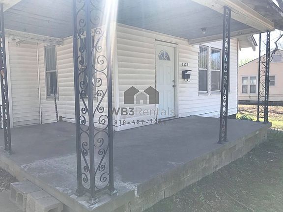 2nd image of 2123 Hayes St