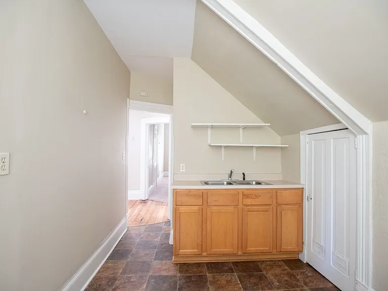 $1395 2 BR, 1 BA Upper Flat in an 1800's Victorian Home - 1704 E Bradford — Photo 5