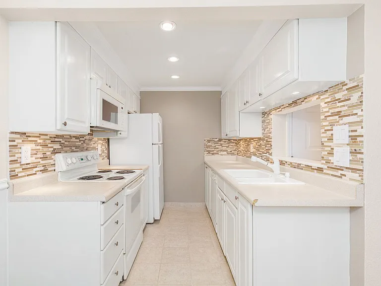 14200 NE 171st St #E101 — Photo 10