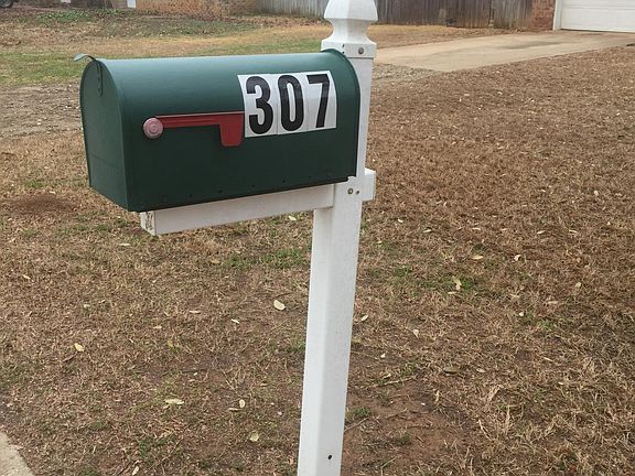 4th image of 307 N Rainbow Dr