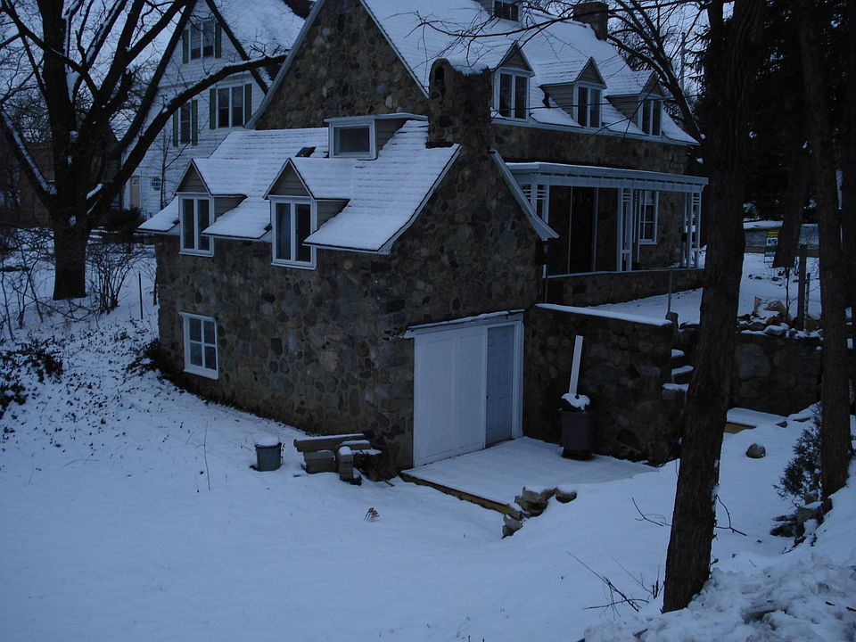 1st image of 529 W Grand River Ave