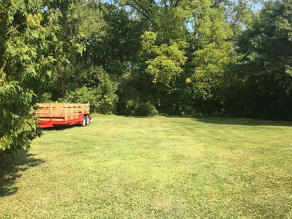 4th image of 400 Hawthorn Ln