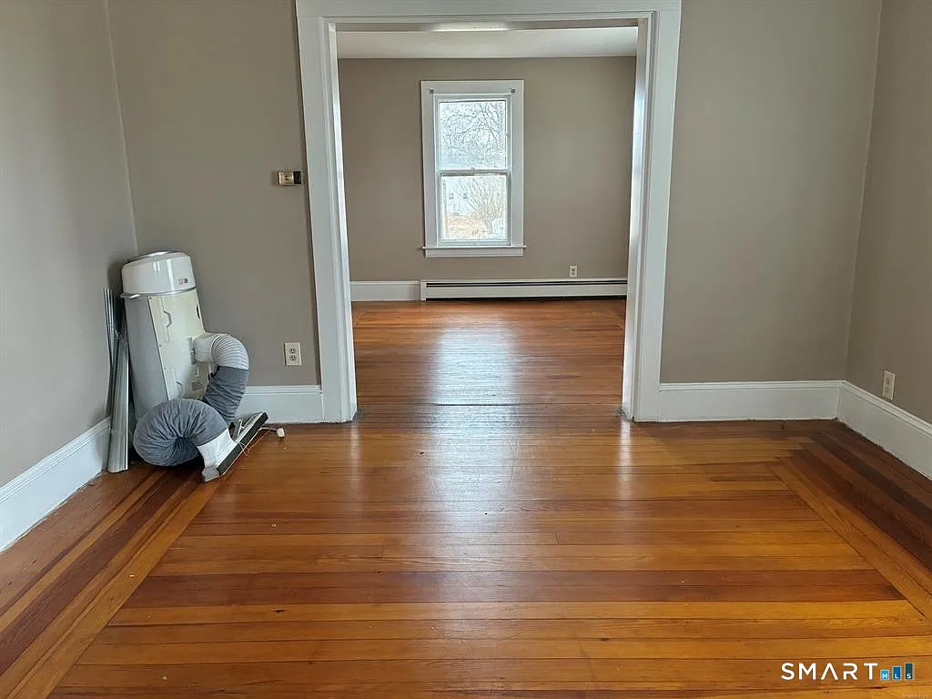 2 bed, 1.0 bath, 1960 sqft, $2,000 — Photo 3