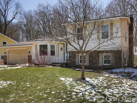 3rd image of 4775 Breckenridge Dr NE