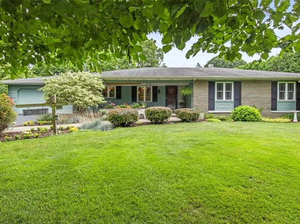 204 Henderson Dr, Penfield, NY 14526