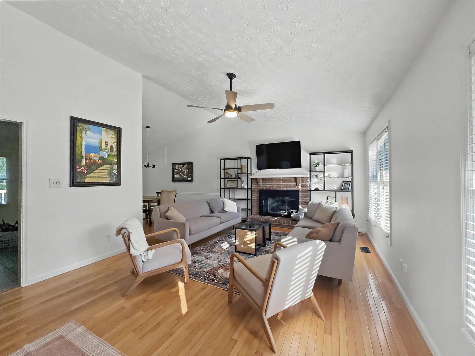 4 bed, 2.5 bath, 2360 sqft, $4,490 — Photo 2