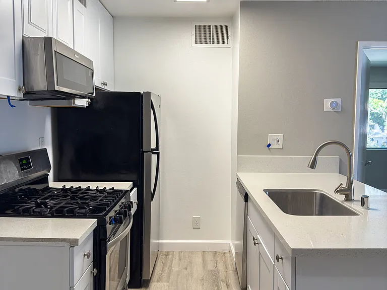 Jordan Apartments — Photo 16