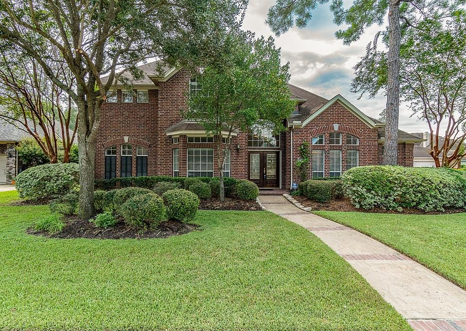 Welcome home to this fabulous property in Lakes on Eldridge North in the heart of the energy corridor! This home did not flood!