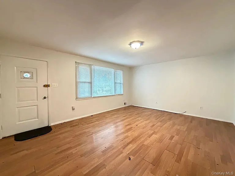 18 Bedford Ave #HOUSE — Photo 2
