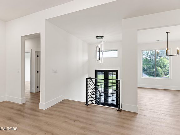 4th image of 4224 Eiffel Ln