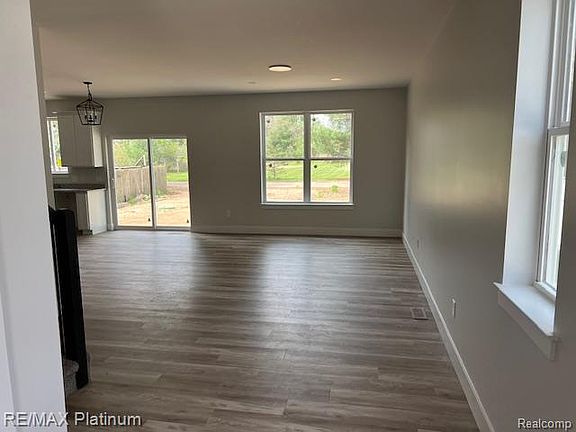 4th image of 9400 Roland Dr