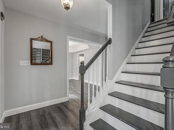 5th image of 406 Saint Ivy Ave