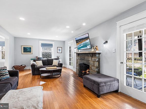 3rd image of 521 Strathmore Rd