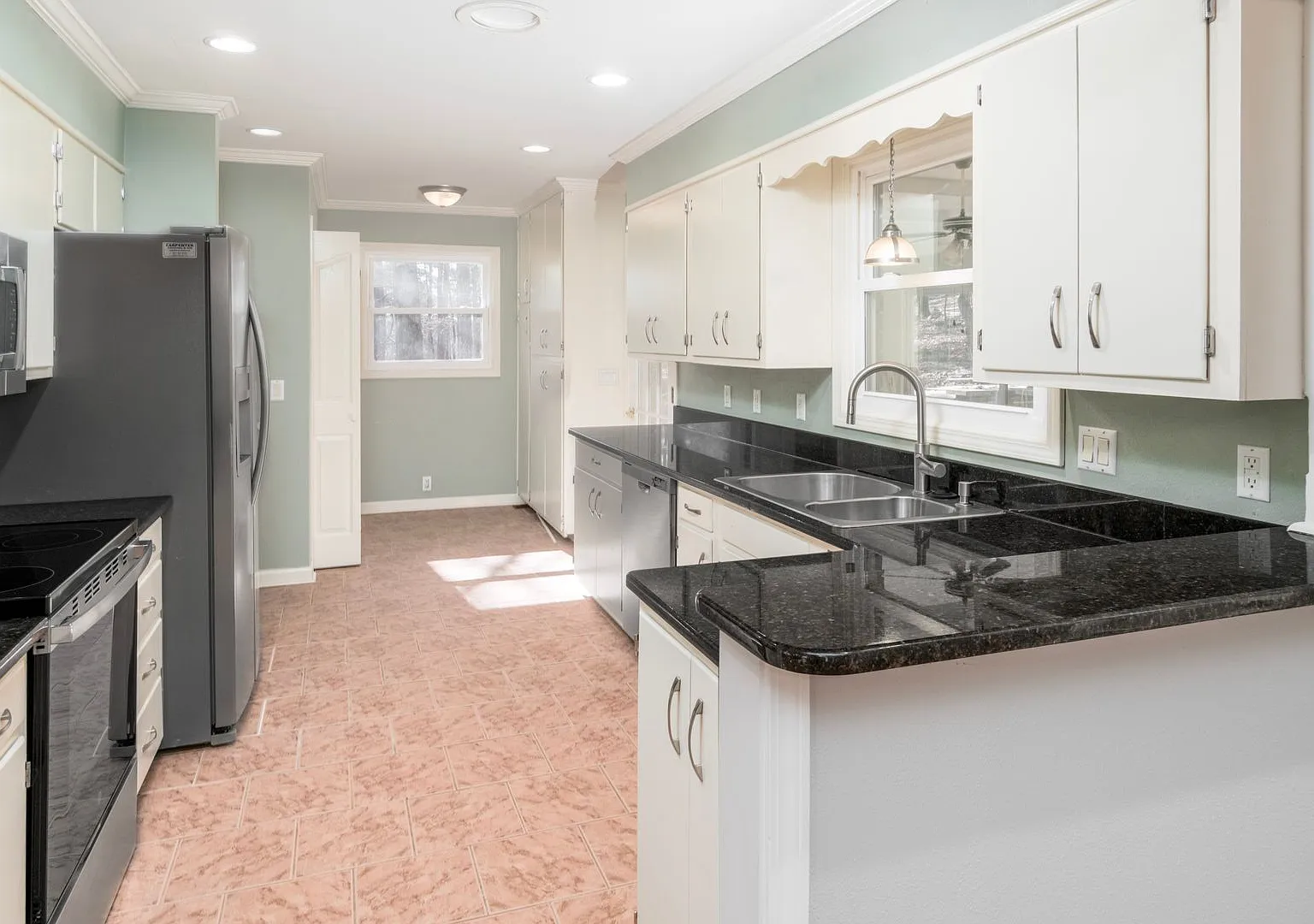 **Move In Special - $200.00 Off For The First 2 Months - Move In Special** With Oversized Bedroom... — Photo 4