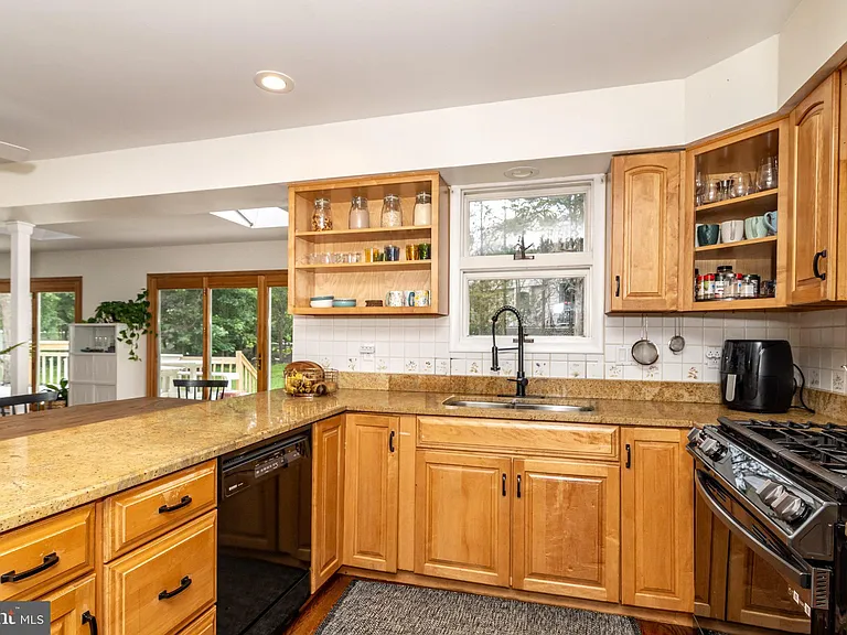 1800 Lark Ln — Photo 16