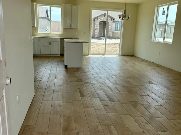 3092 Seymour St, Tulare, CA 93274