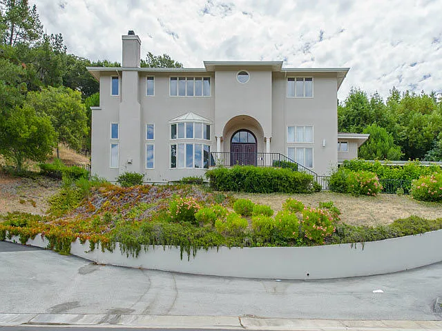 739 Chateau Dr photo 1