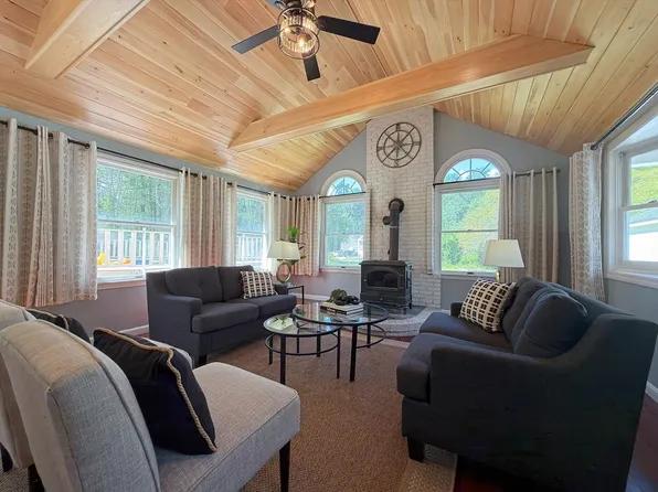 476 Pelham Rd, Dracut, MA 01826