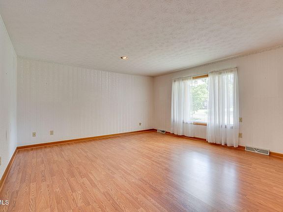 4th image of 190 Mayfield Dr