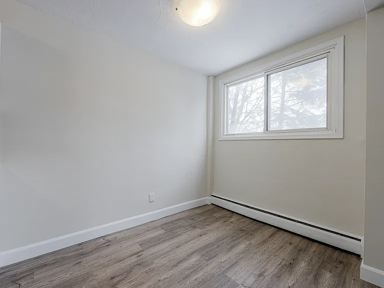 1510 Queenston Rd — Photo 13