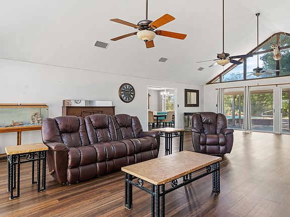 5th image of 383 Allen Rd