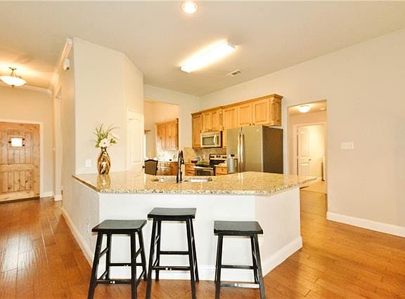 3rd image of 808 Medinah