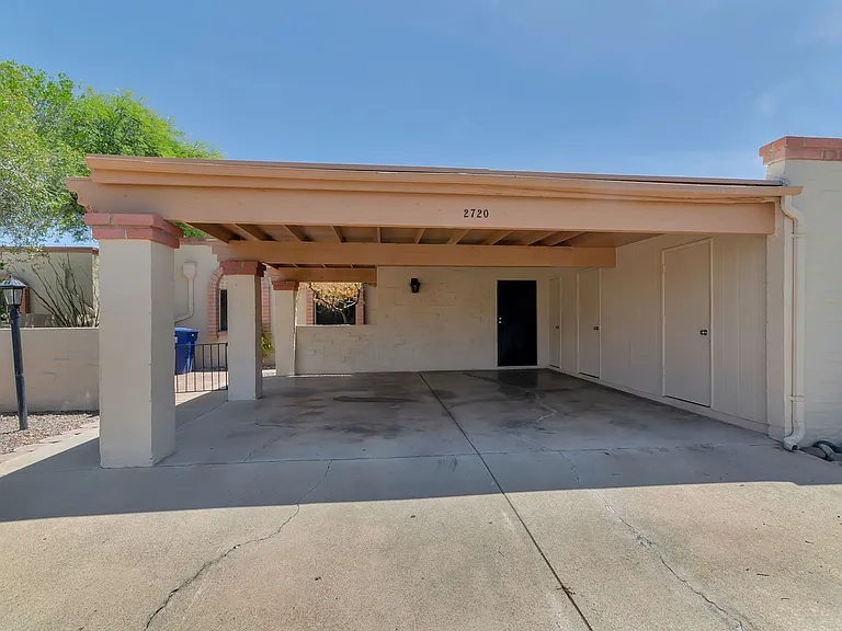 2720 N Beverly Ave — Photo 2