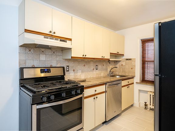 5th image of 36 Westview Ave APT 1A