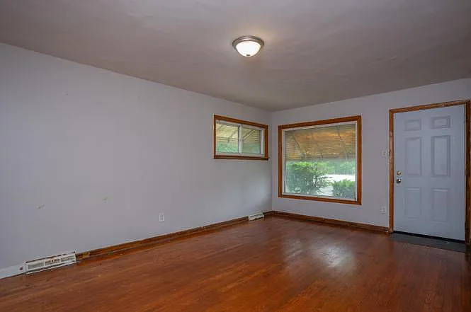 15533 Vincennes Rd — Photo 9