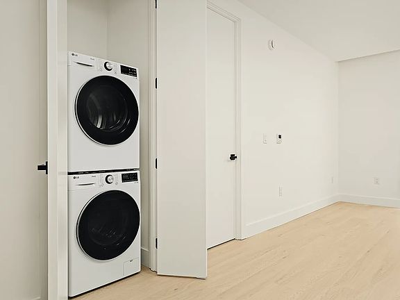 5th image of 733 Lincoln Pl #1304
