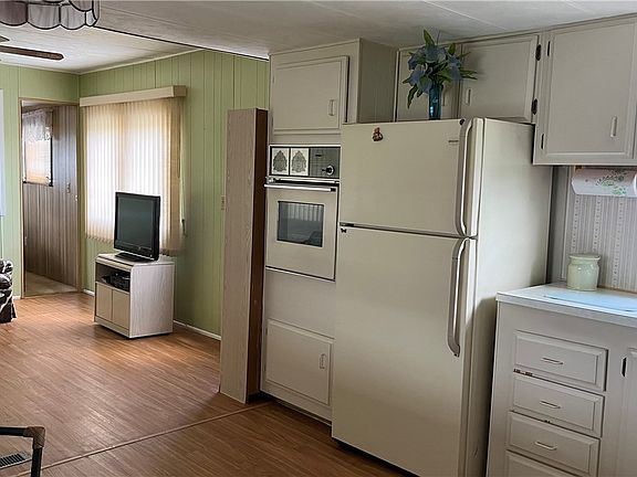 4th image of 854 Winterest Dr