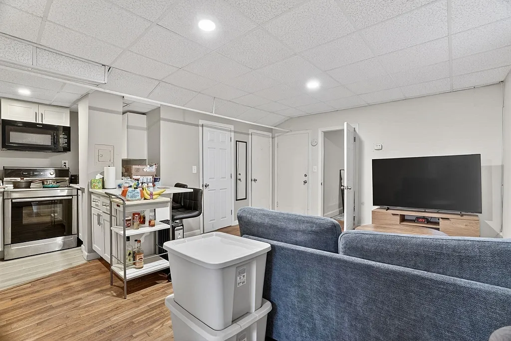 2 bed, 2.0 bath, 690 sqft, $2,999 — Photo 3