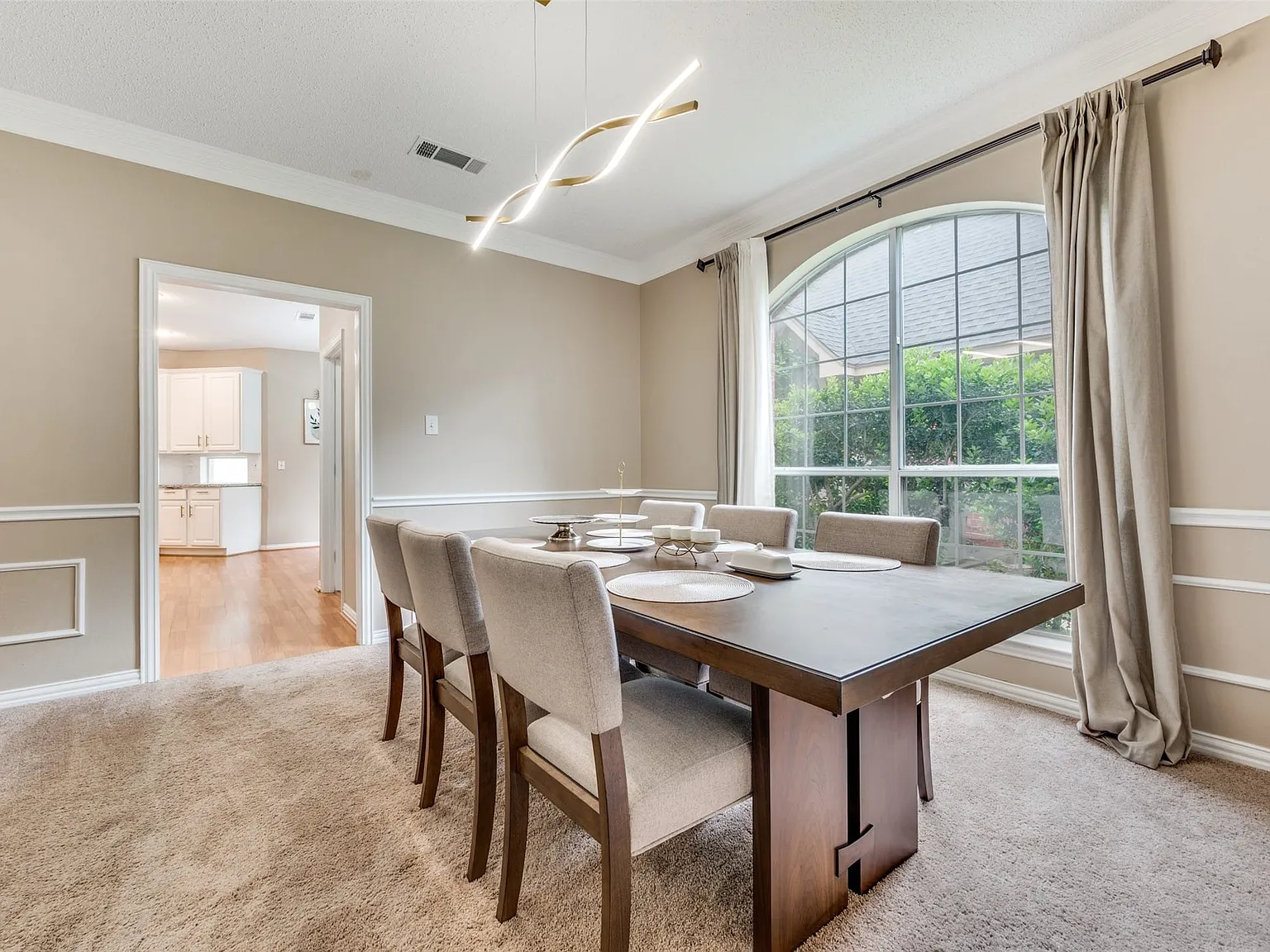 4 bed, 2.5 bath, 2616 sqft, $3,195 — Photo 4