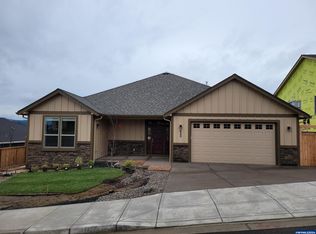 633 NW Crater Lake Dr, Dallas, OR 97338