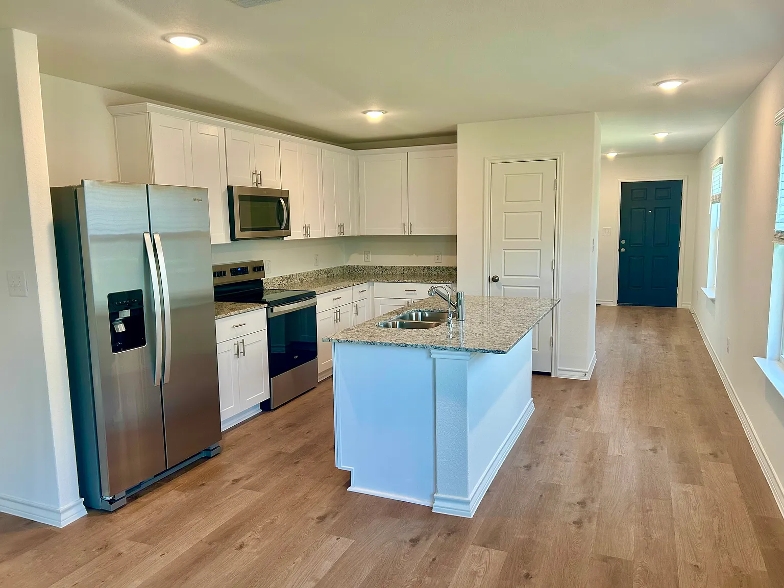 3 bed, 1576 sqft, $1,975 — Photo 2