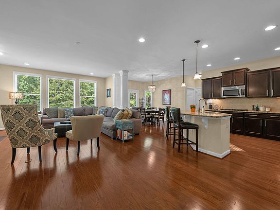 4th image of 4704 Cumberland Dr