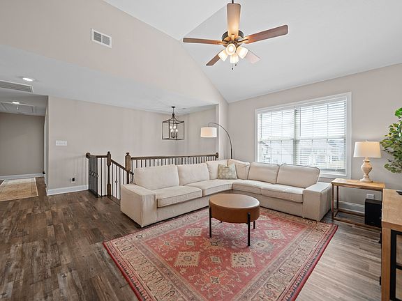 4th image of 504 Castle Pinckney Ln