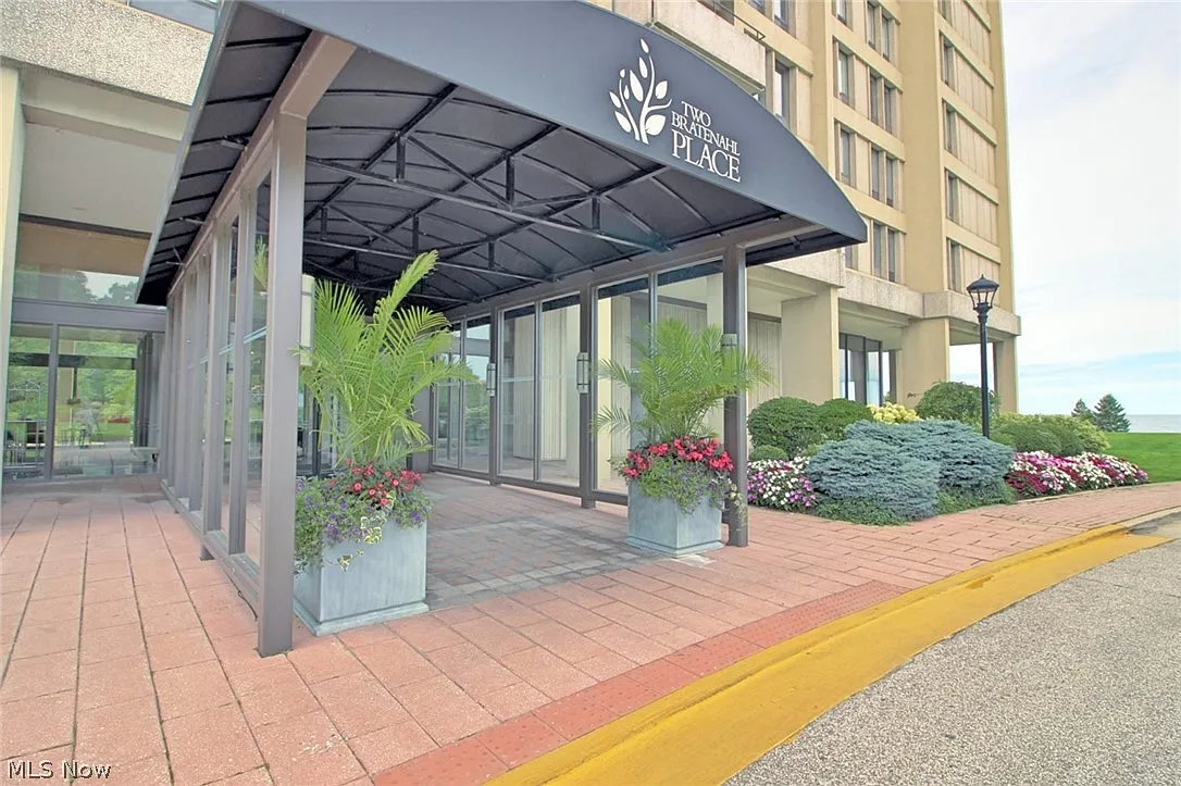 2 Bratenahl Pl APT 6D photo 1