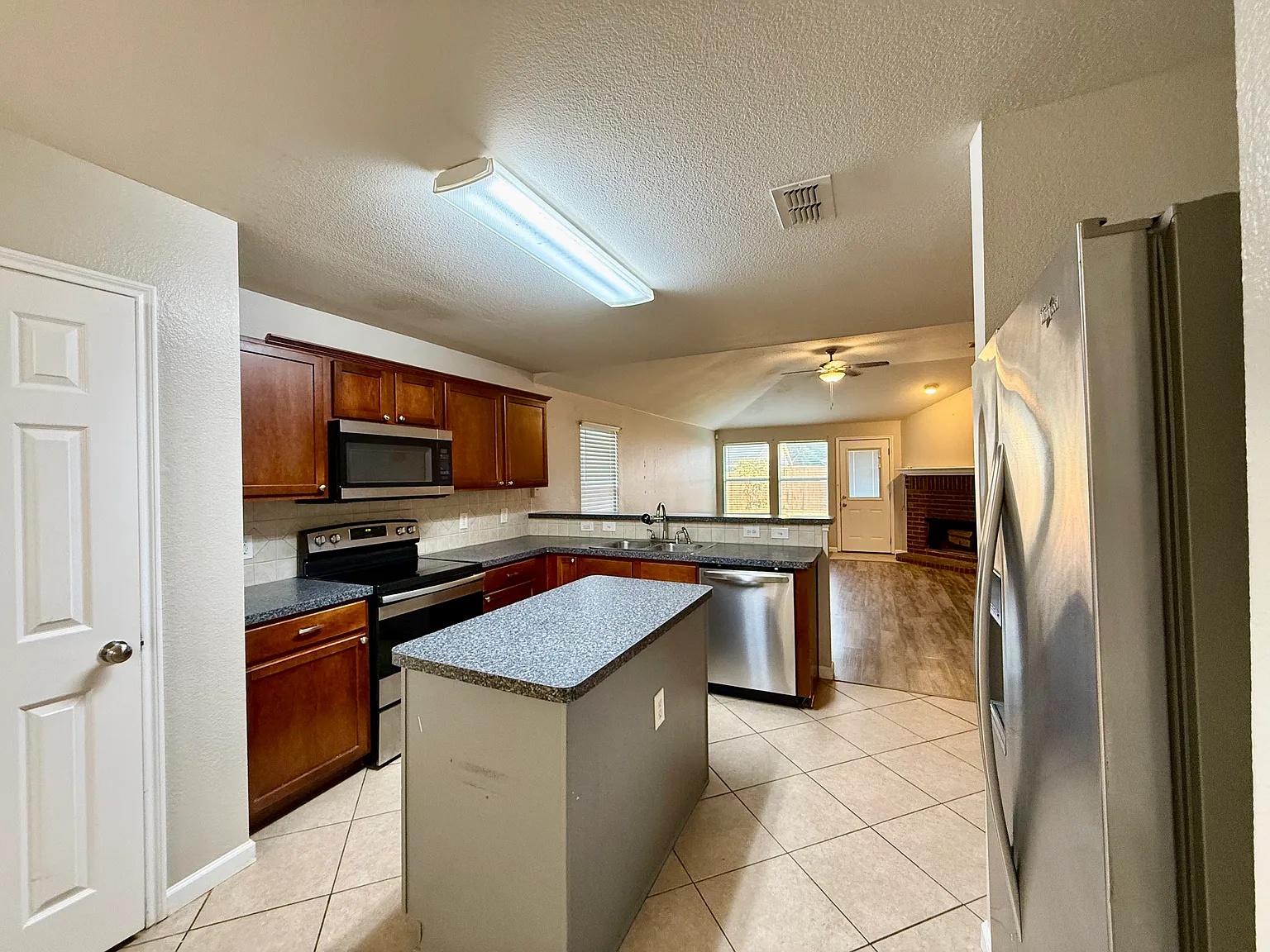 3 bed, 1618 sqft, $2,100 — Photo 4