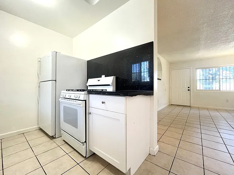 RV T 1594 B&C Sepulveda Ave — Photo 24