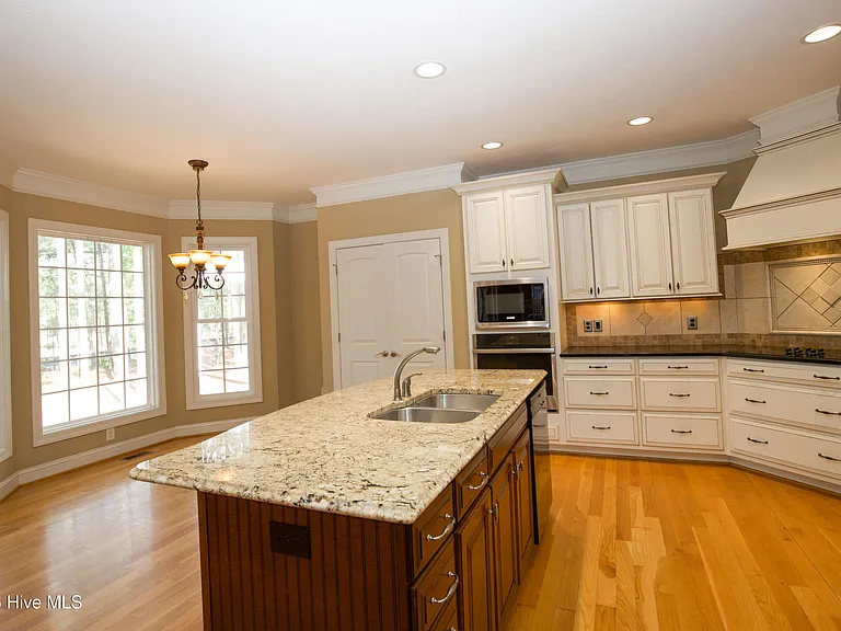 16 Montrose Ct — Photo 24