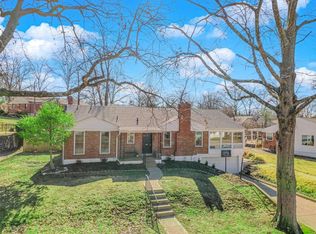 914 Golf Course Dr, Saint Louis, MO 63132