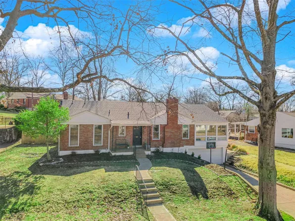 914 Golf Course Dr, Saint Louis, MO 63132
